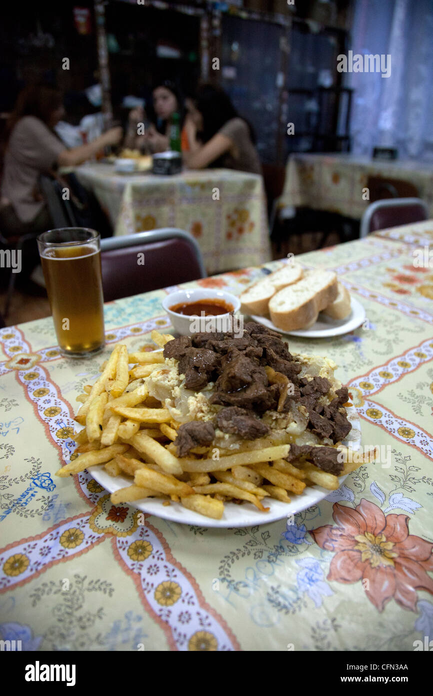 Una Chorillana, un clásico plato chileno, actuó en el Casino Social J Cruz en Valparaíso, Chile, donde fue inventado. Foto de stock