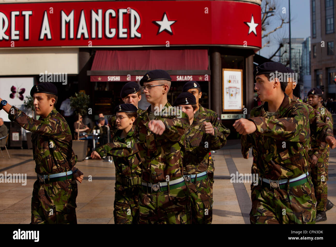 Tropas del Ejército Territorial Regimiento Royal Yeomanry marchando pasado "Pret A Manger" en Hammersmith Foto de stock