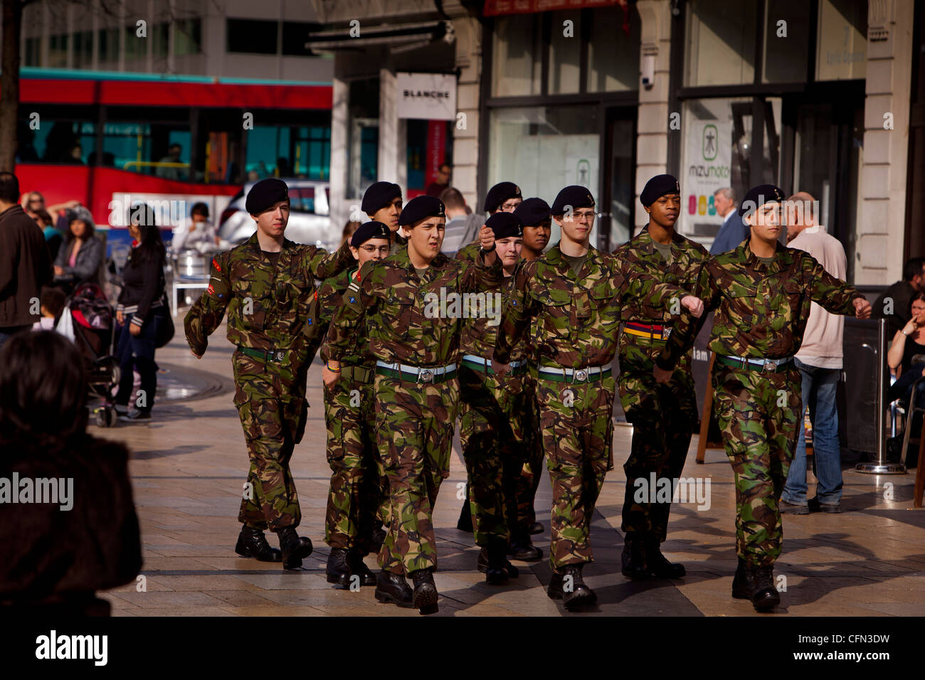 Tropas del Ejército Territorial Regimiento Royal Yeomanry, marchando por las calles de Hammersmith Foto de stock
