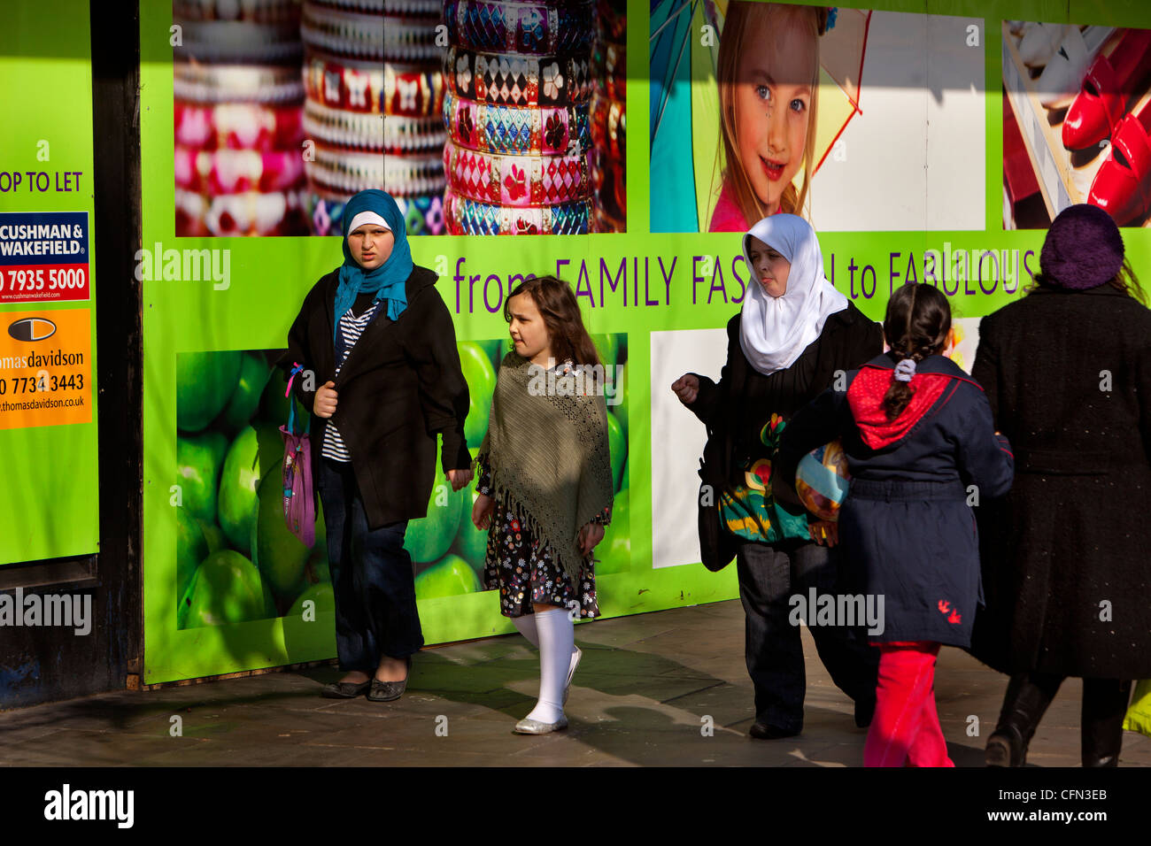 Los compradores multiculturales en King Street, Hammersmith, Londres, un domingo por la tarde, tienda. Foto de stock