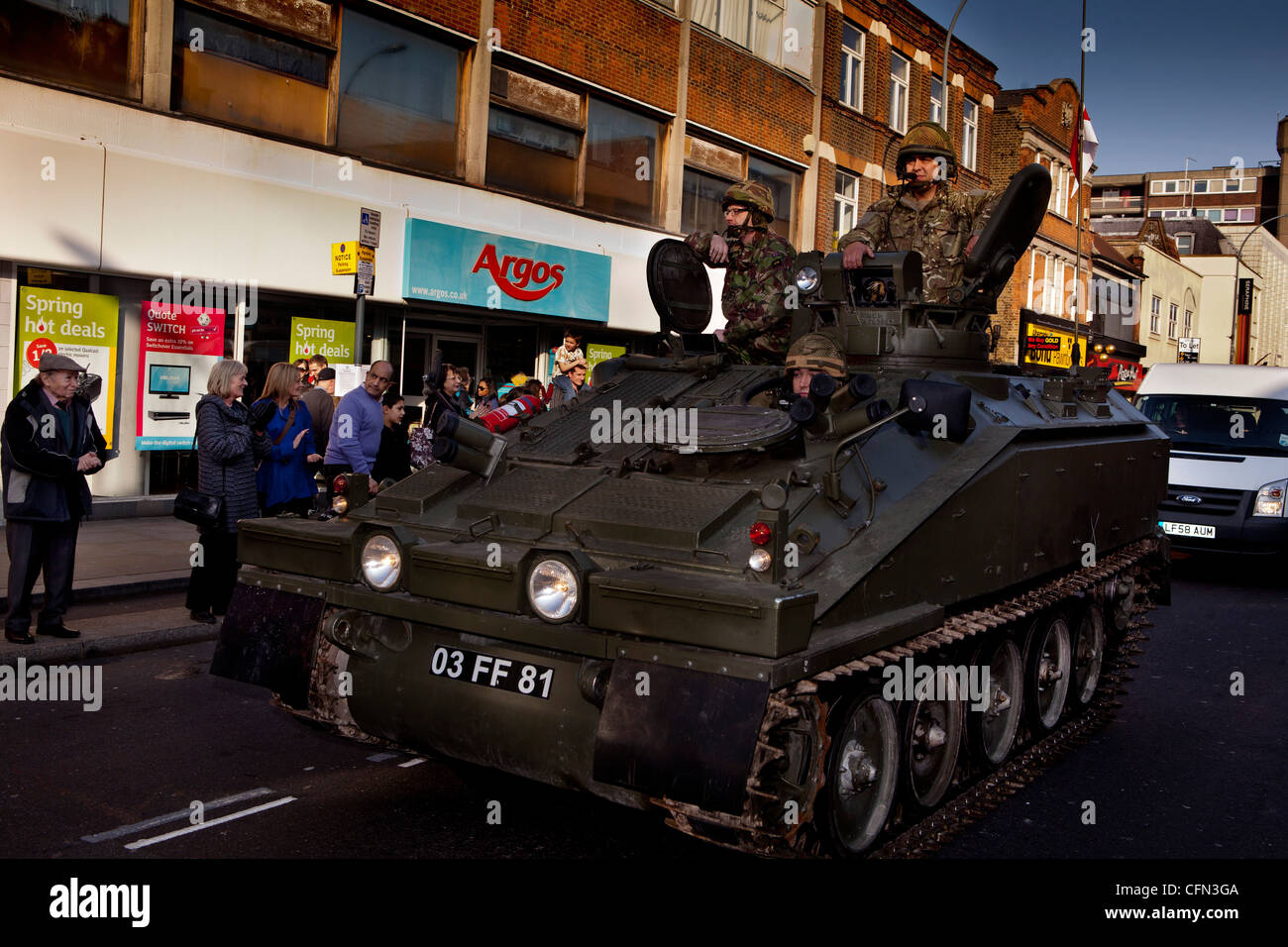 Tropas en un vehículo blindado durante un desfile Yeomanry real Foto de stock