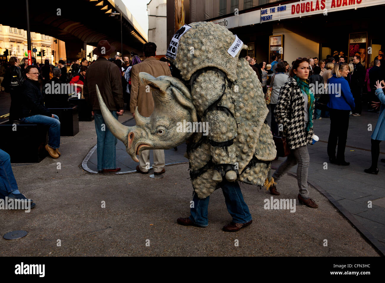 El hombre vestido con traje de rinocerontes de pie fuera el Hammersmith Apollo Foto de stock