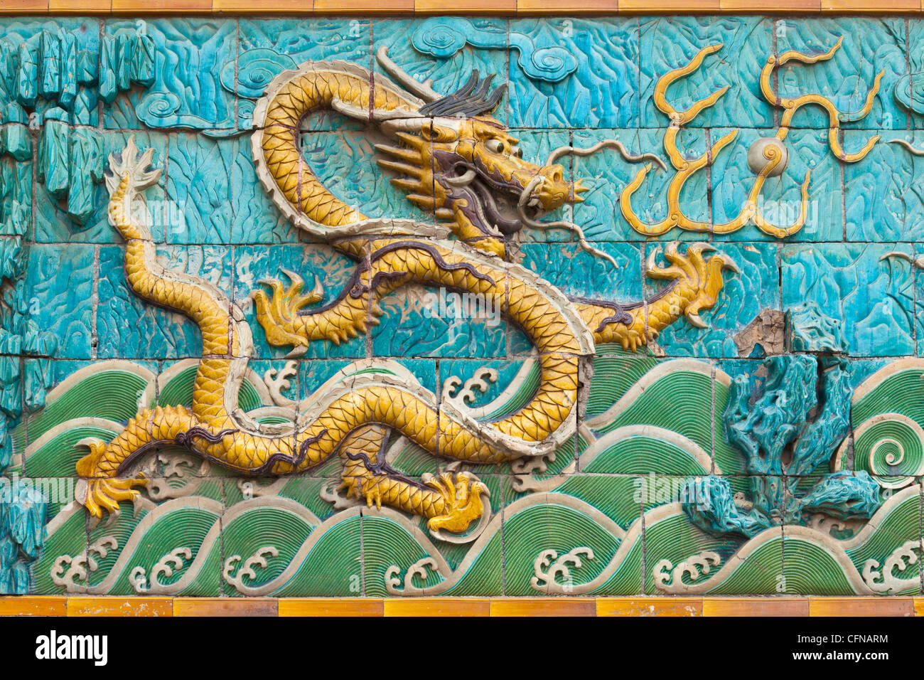 Detalle de la pantalla nueve dragones, Palacio de la tranquilidad y de la longevidad, la Ciudad Prohibida, Pekin, China, Asia Foto de stock