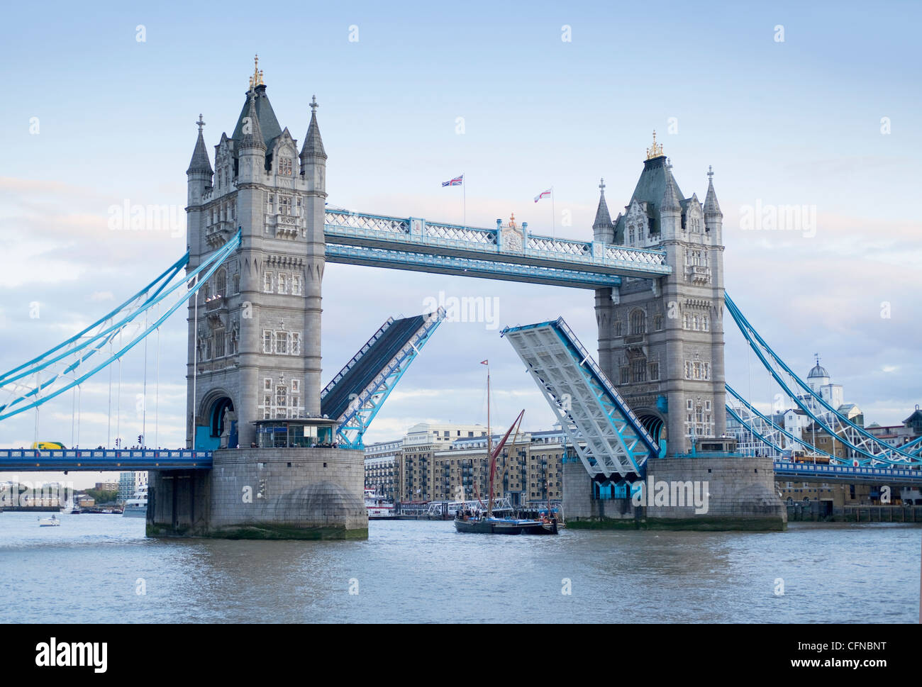 Apertura del Tower Bridge y el Río Támesis, Londres, Inglaterra, Reino Unido, Europa Foto de stock