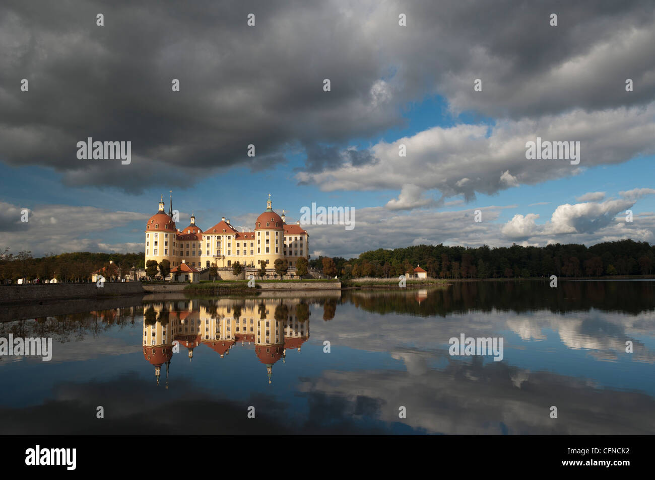 Castillo de Moritzburg barroco y reflejos en el lago, Moritzburg, Sajonia, Alemania, Europa Foto de stock