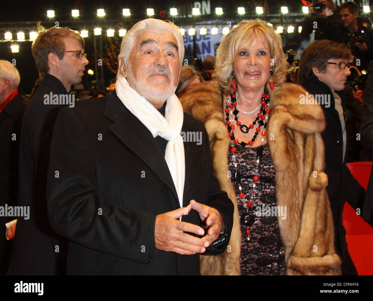 El actor alemán Mario Adorf y su esposa Monique 61ª edición del Festival Internacional de Cine de Berlín, la Berlinale - True Grit - Premiere Berlin, Alemania - 10.02.11 Foto de stock