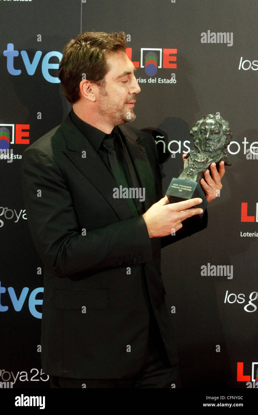 El actor español Javier Bardem recibe el premio Goya al Mejor Actor por la película 'Biutiful' durante la ceremonia de entrega de premios 2011 cine Goya en el Teatro Real de Madrid, España - 13.02.11 Foto de stock