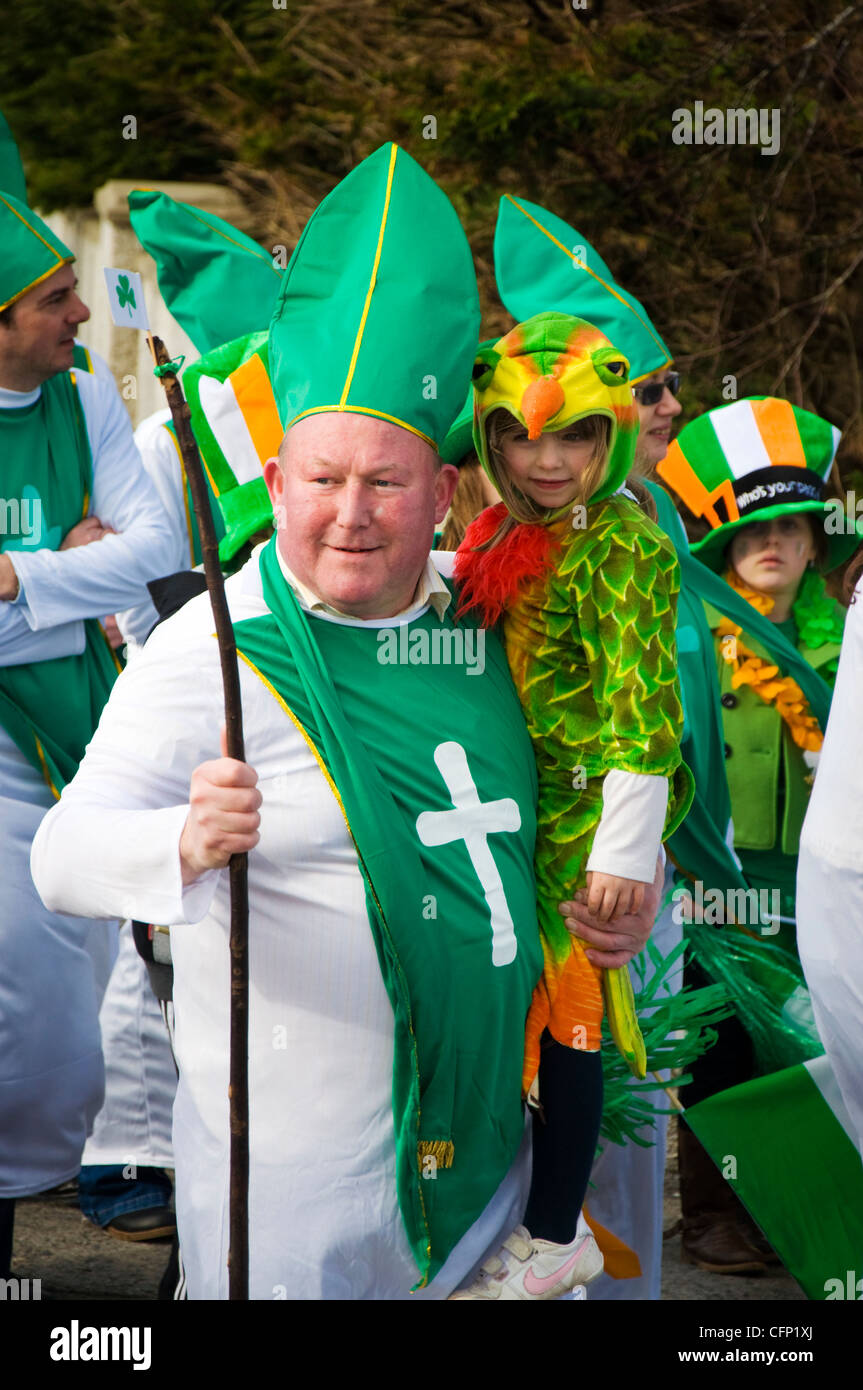Multitud ven personal El pueblo irlandés, en Fancy Dress costume en el Desfile del Día de San Patricio de la Irlanda rural Fotografía de stock - Alamy Multitud ven personal El pueblo irlandés, en Fancy Dress costume en el Desfile del Día de San Patricio de la Irlanda rural Fotografía de stock - Alamy