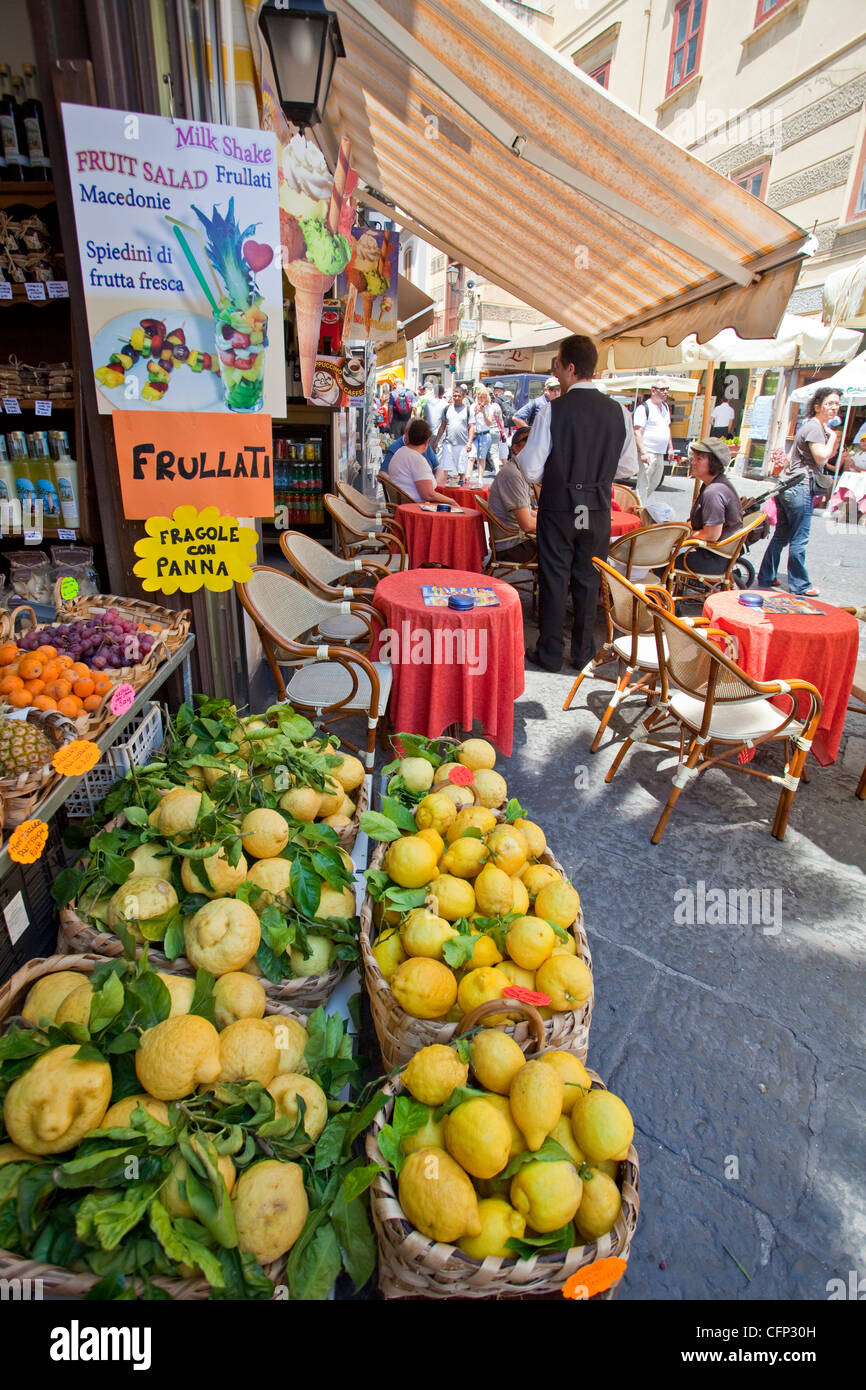 Tienda de especialidad,limones, licor, coffee shop, aldea de Amalfi, Costa de Amalfi, sitio del Patrimonio Mundial de la Unesco, la Región de Campania, Italia, el mar Mediterráneo, Europa Foto de stock