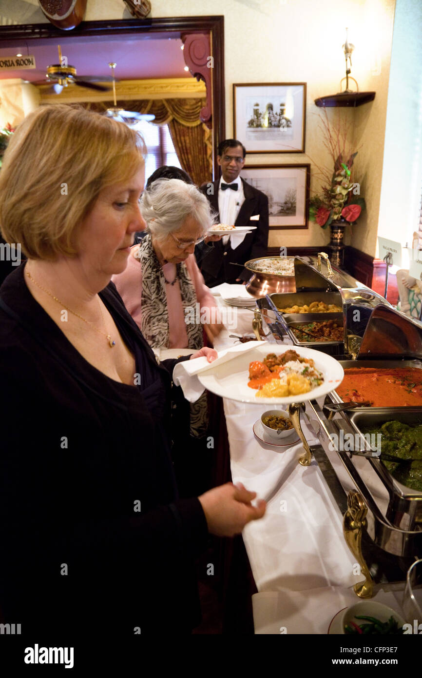 Las personas sirviendo comida en el restaurante indio Tamasha, Bromley, Kent, UK Foto de stock