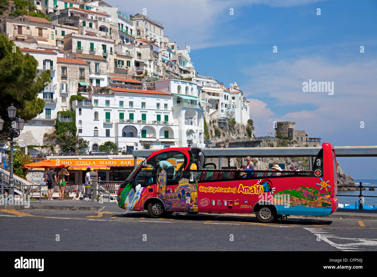 Turismo con un autobús turístico, Amalfi, Costa de Amalfi, sitio del Patrimonio Mundial de la Unesco, la Región de Campania, Italia, el mar Mediterráneo, Europa Foto de stock
