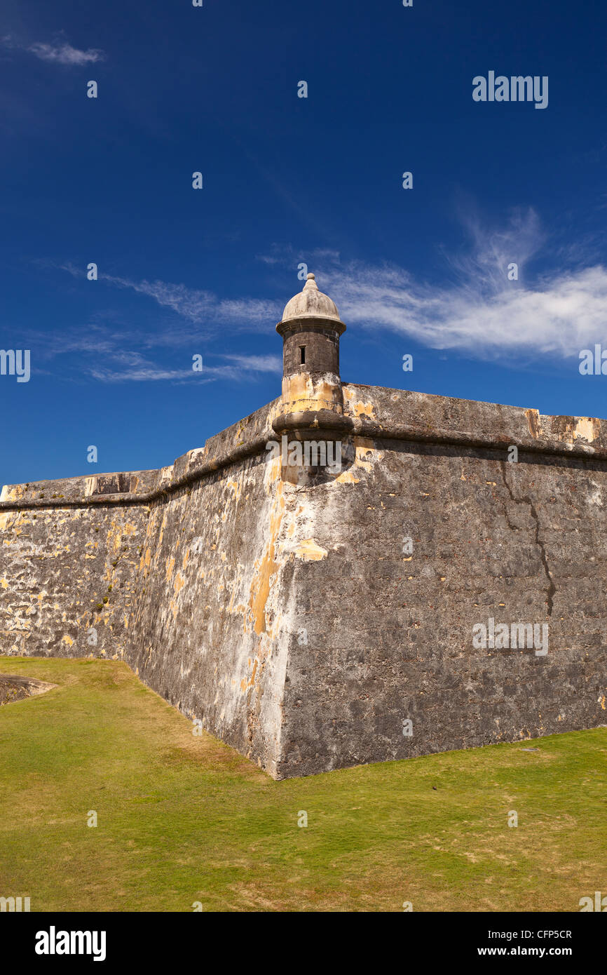 El VIEJO SAN JUAN, PUERTO RICO - Garita en la pared del Castillo San Felipe del Morro, la fortaleza histórica. Foto de stock