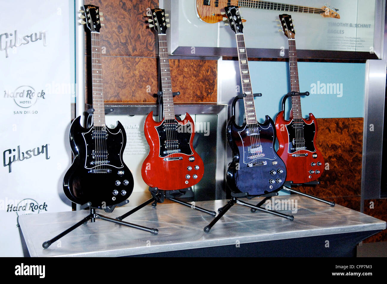 Una amplia gama de modelos de Gibson SG como la leyenda del rock y Black  Label Society frontman Zakk Wylde dedica uno de su propia firma guitarras  Gibson para el Hard Rock