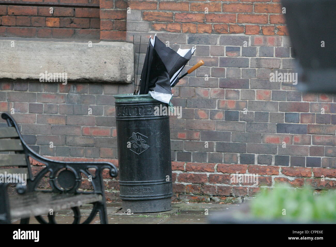 Craig Gazey va en la sombrilla del bin 'Coronation Street' emitidos que llegan a los Granada Studios en un día ventoso En Manchester Manchester, Inglaterra - 07.02.11 Foto de stock