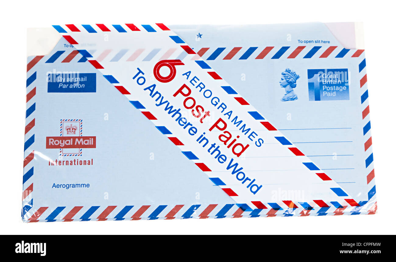 Paquete envuelto en celofán de Royal Mail en blanco aéreo de seis letras, UK Foto de stock