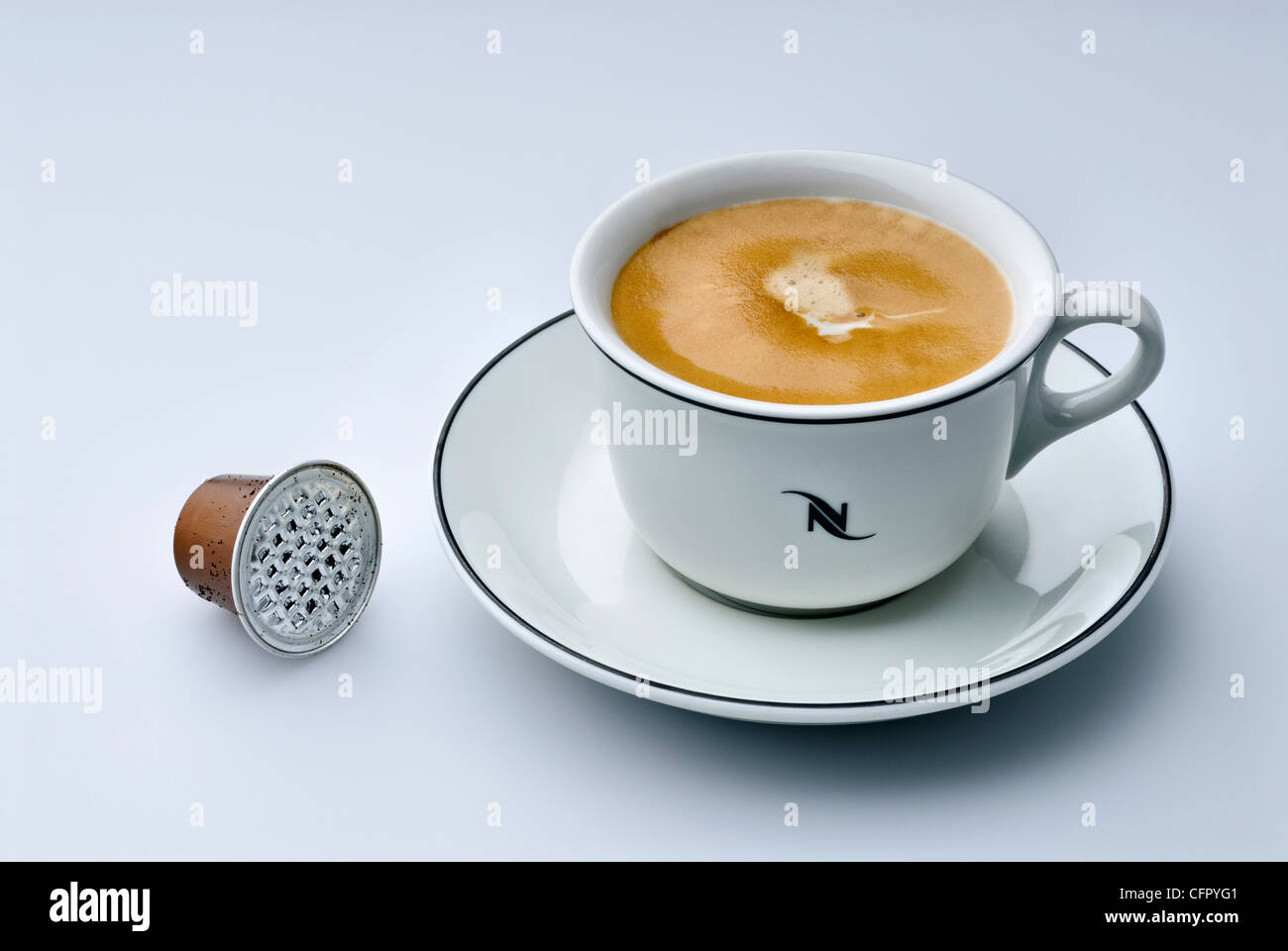 Nespresso taza de café hecho lungo cápsula vacía de stock - Alamy