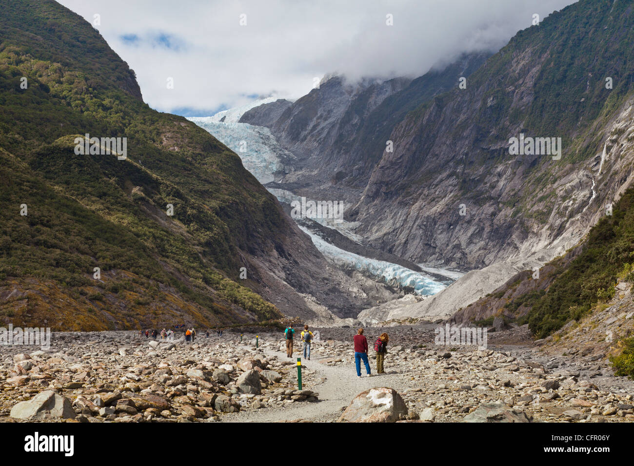 Los turistas que se acercan al terminal del glaciar Franz Josef, Costa oeste, Nueva Zelanda Foto de stock
