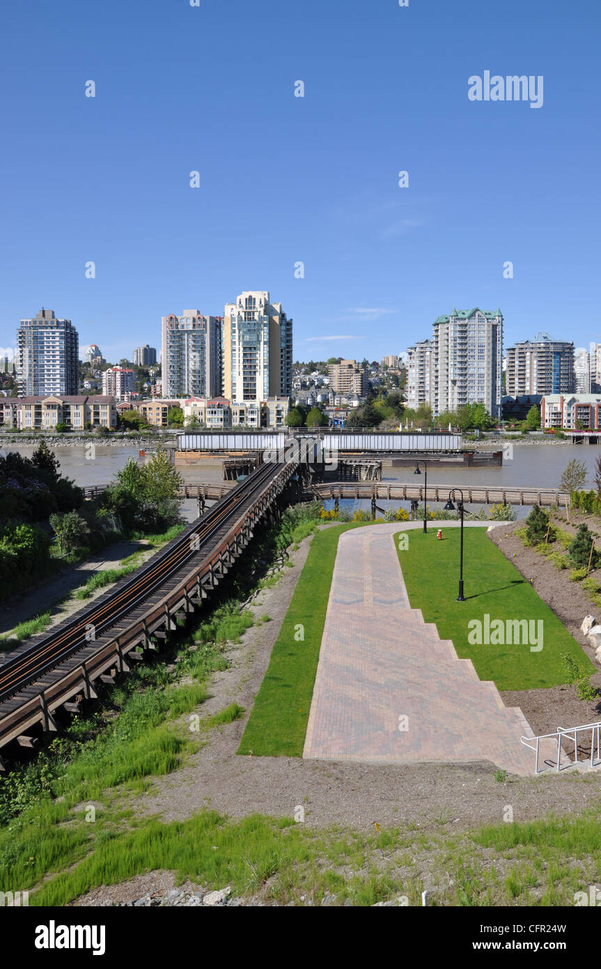 Combinación de tren lugar con vistas al edificio Foto de stock