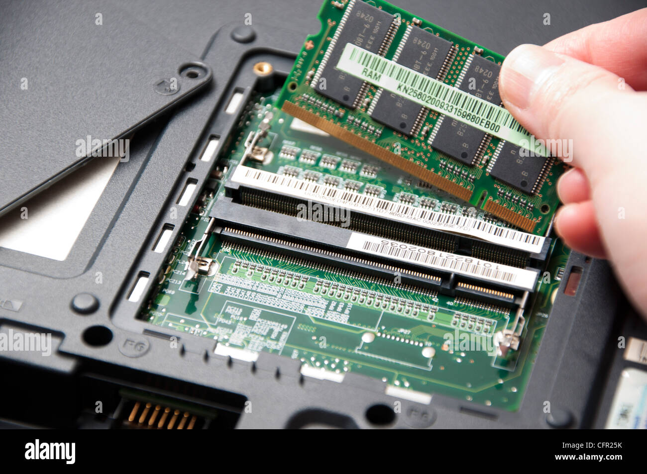 Instalar memoria RAM nueva para su portátil Fotografía de stock - Alamy