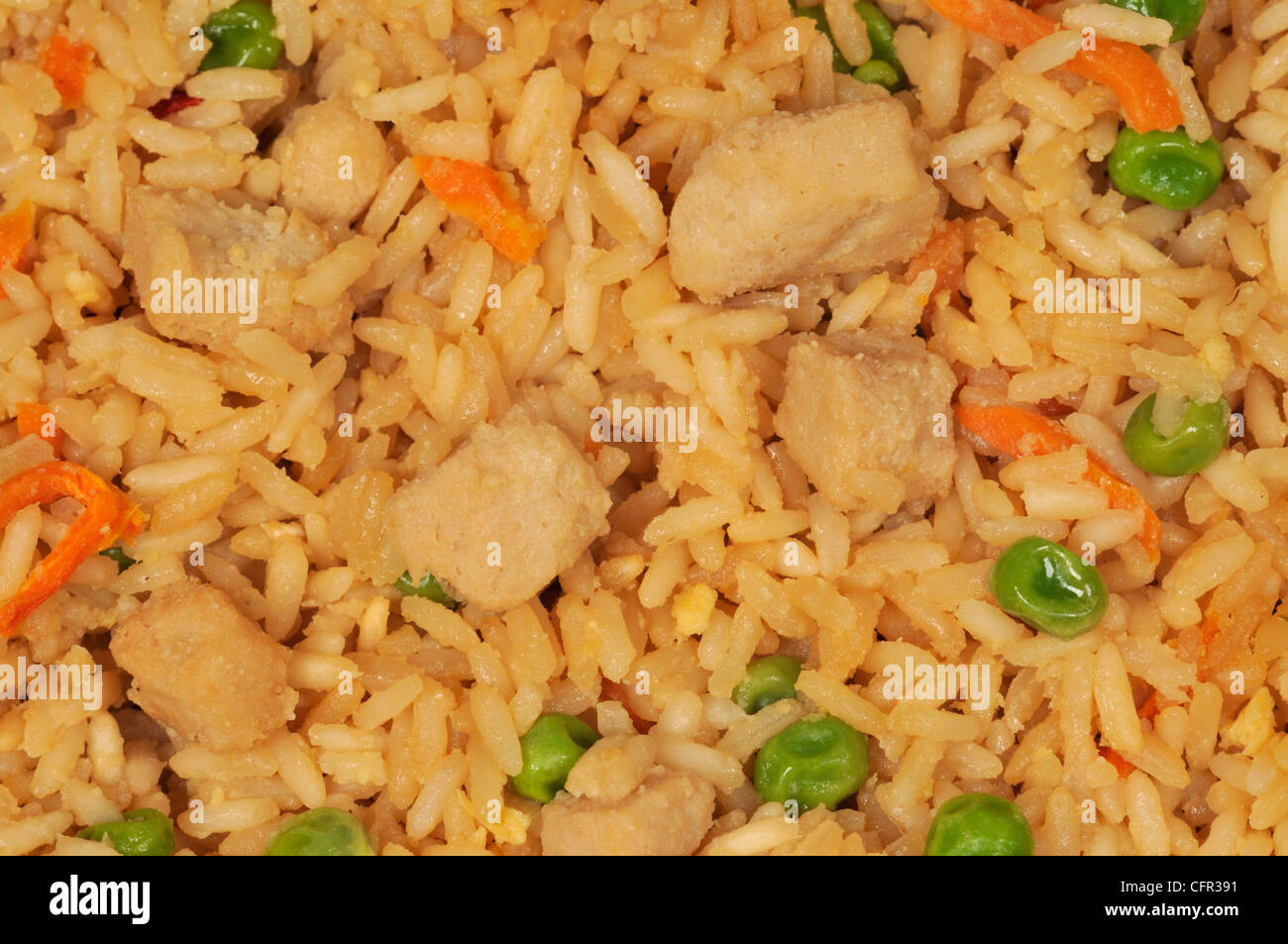 Close-up macro de pollo con arroz frito con verduras Foto de stock