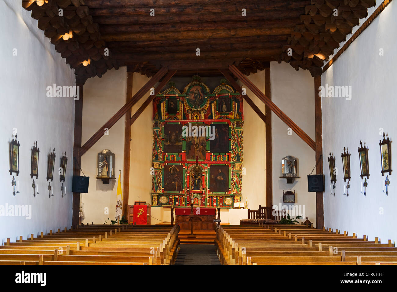 El altar y el interior de la Iglesia de San Francisco de Asís en