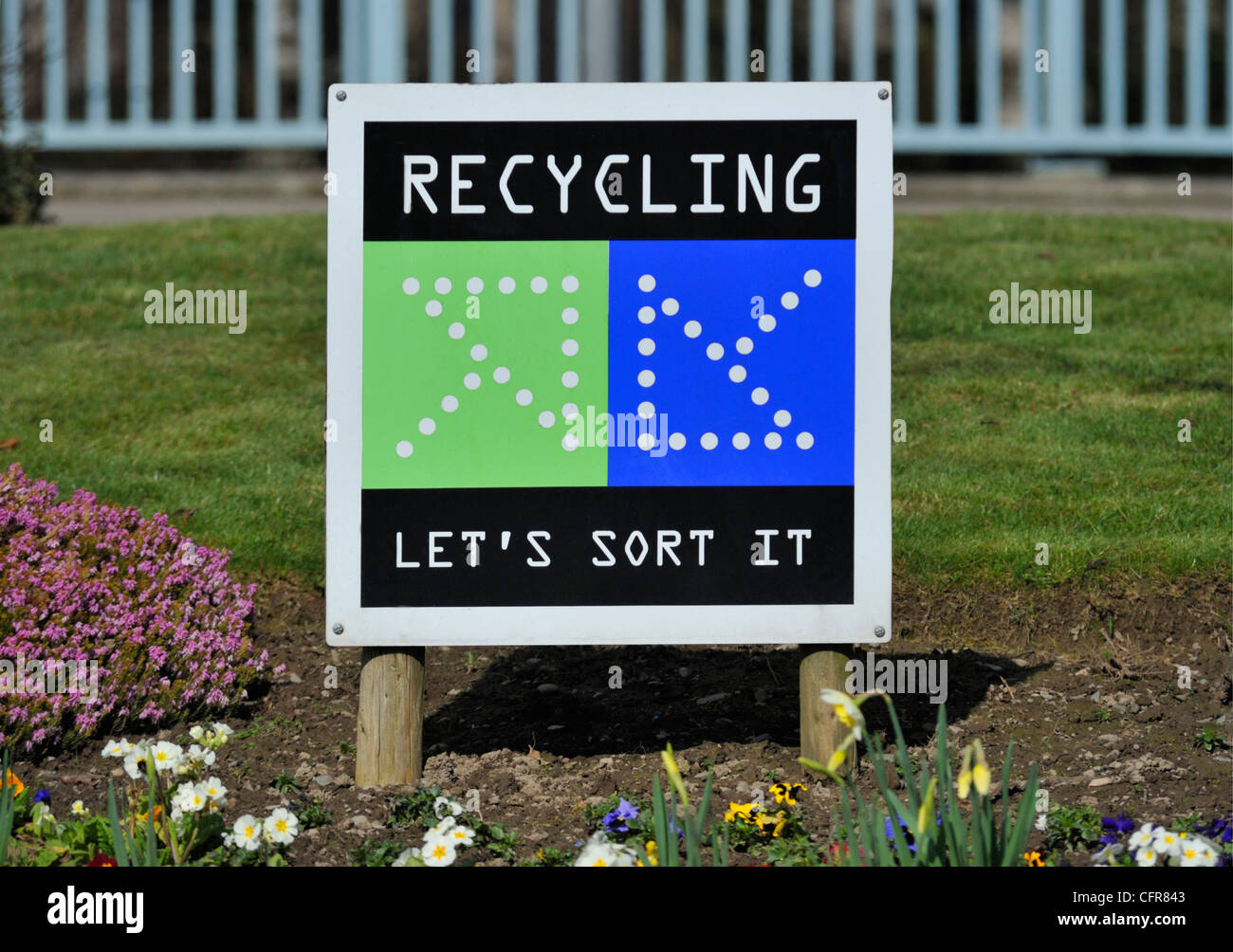 'RECYCLING VAMOS A ORDENAR", letrero. Romney Road, en Kendal, Cumbria, Inglaterra, Reino Unido, Europa. Foto de stock