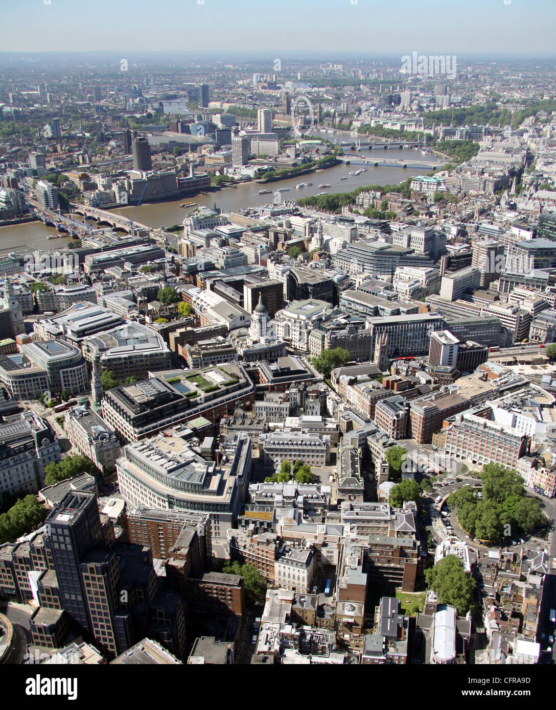 Vista aérea del Hospital St Barts, Londres, con el río Támesis al fondo Foto de stock