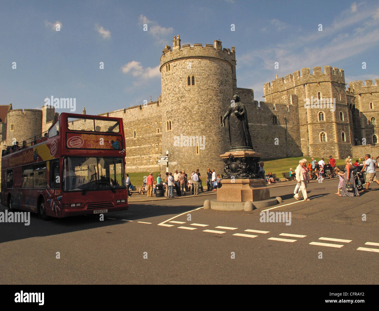 El castillo de Windsor, visto desde la ciudad de Windsor Foto de stock