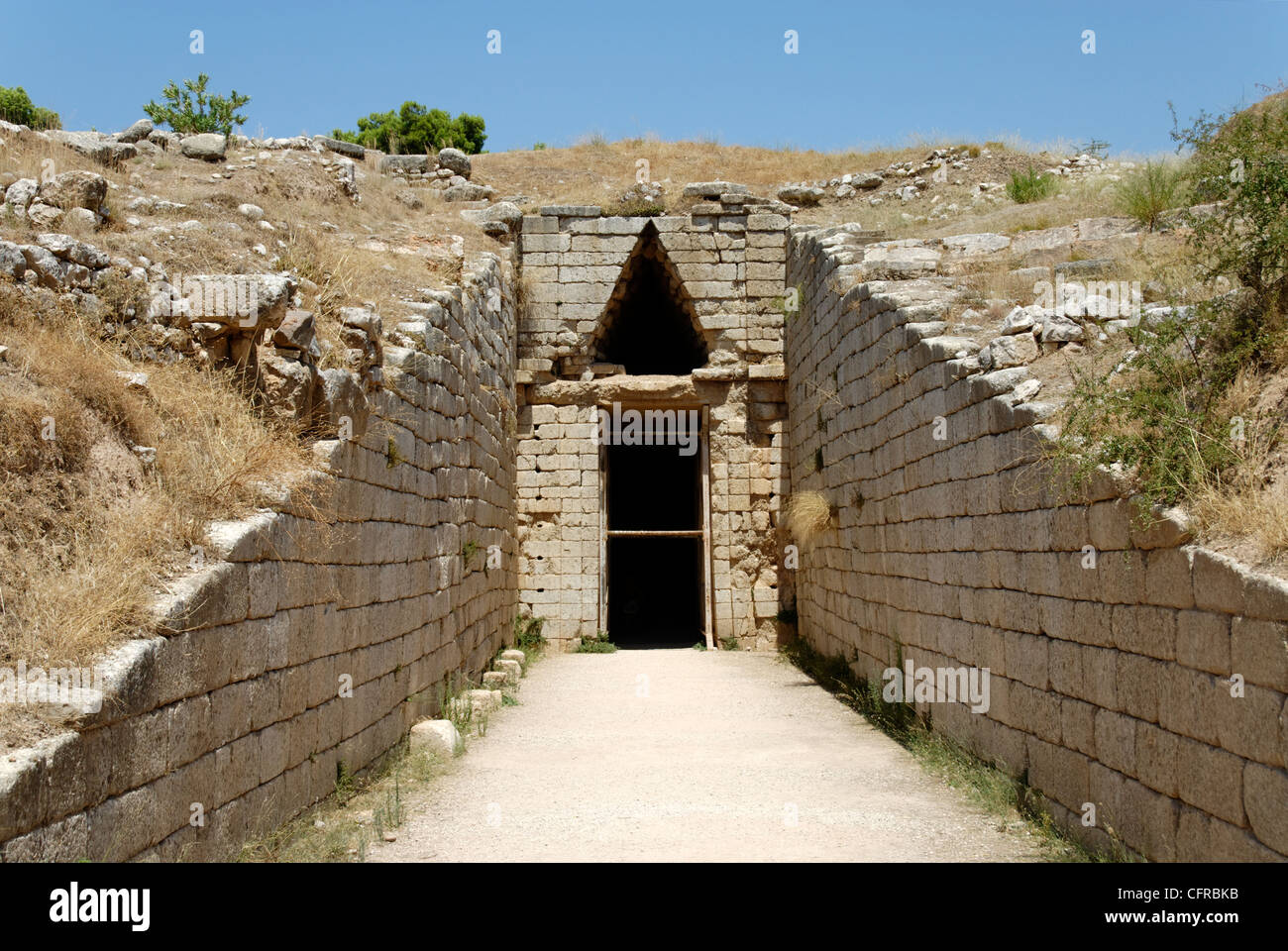 Micenas. El Peloponeso. Grecia. Vista de los dromos y puerta de la Tumba Real de Clitemnestra situado fuera de la ciudadela Foto de stock