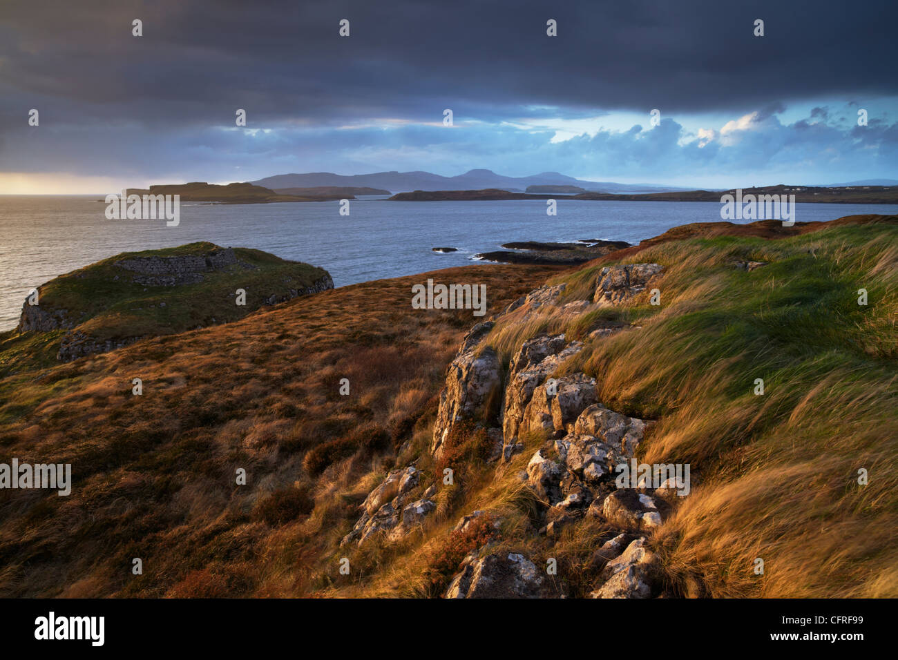 Una vista desde el punto sobre el Loch Bracadale Ardtreck hacia MacLeod's Tables, Isla de Skye, Escocia, Reino Unido, Europa Foto de stock