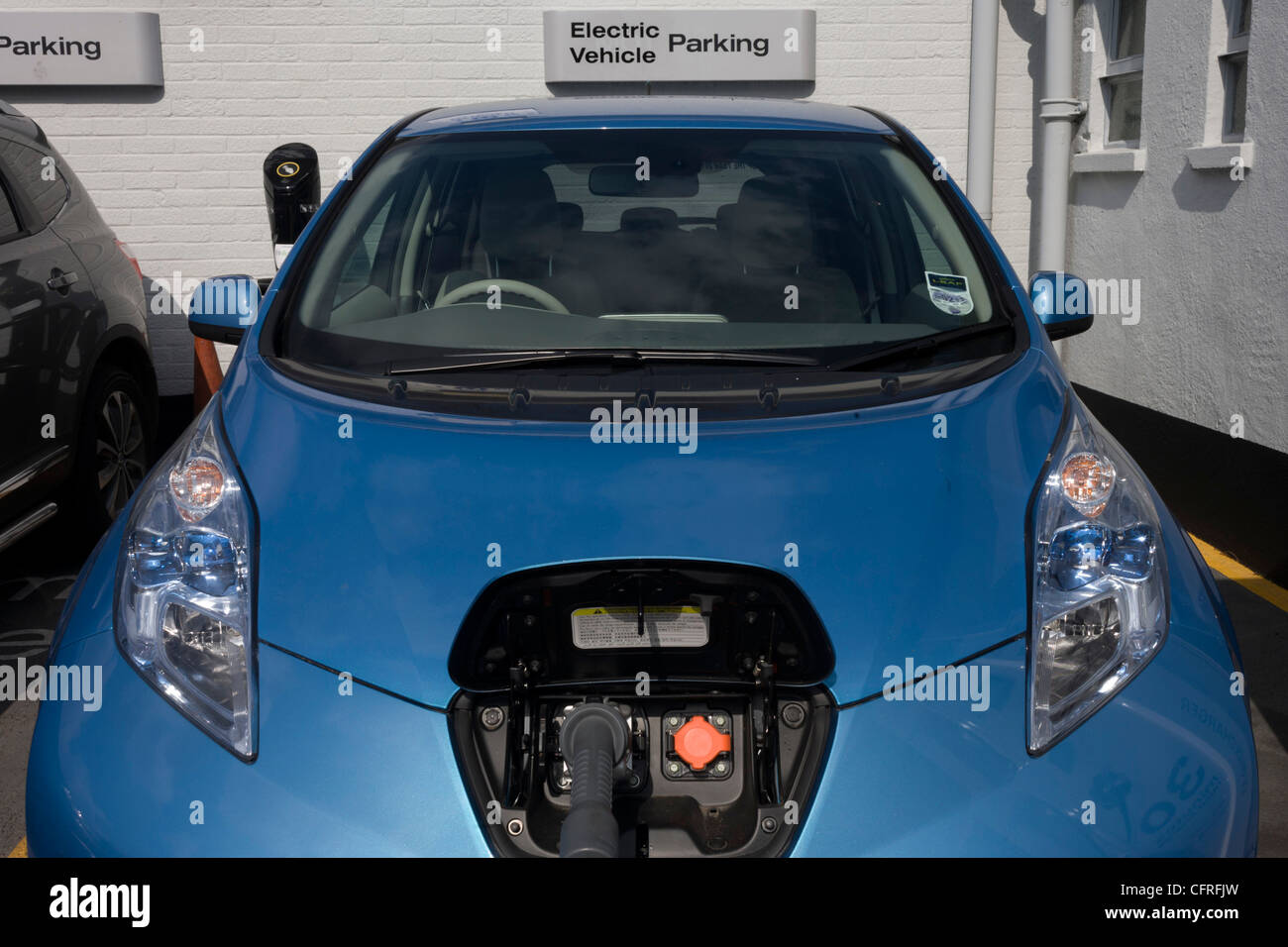 Carga rápida de un coche eléctrico Nissan Leaf en un punto de carga eléctrica ofreciendo una EV 30 minuto ..(más en Descripción) Foto de stock