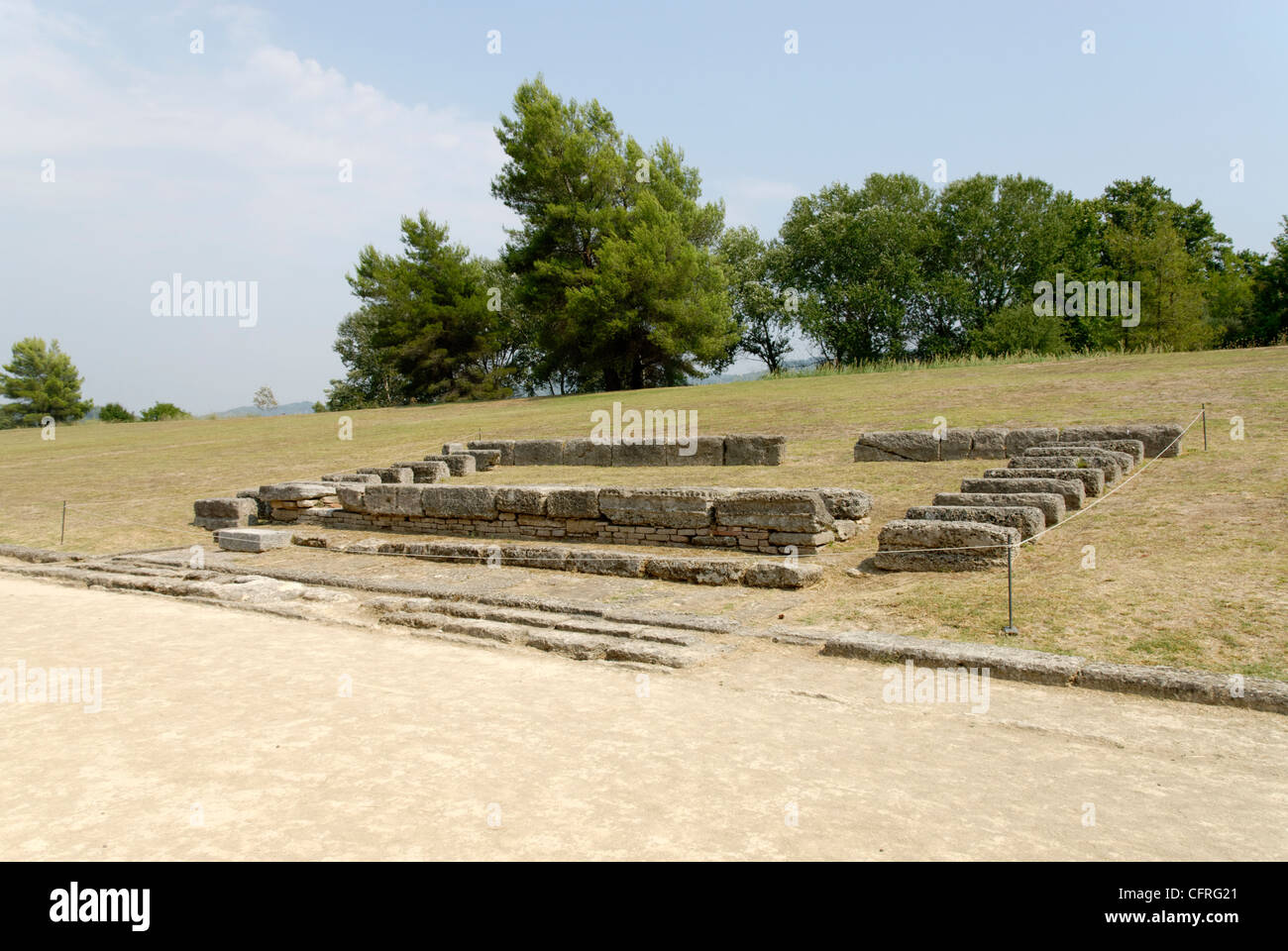 Olympia. Grecia. Vista de la Exedra de la Hellanodikai, un receptáculo de piedra donde los juegos jueces estaban cerca del estadio vía Foto de stock