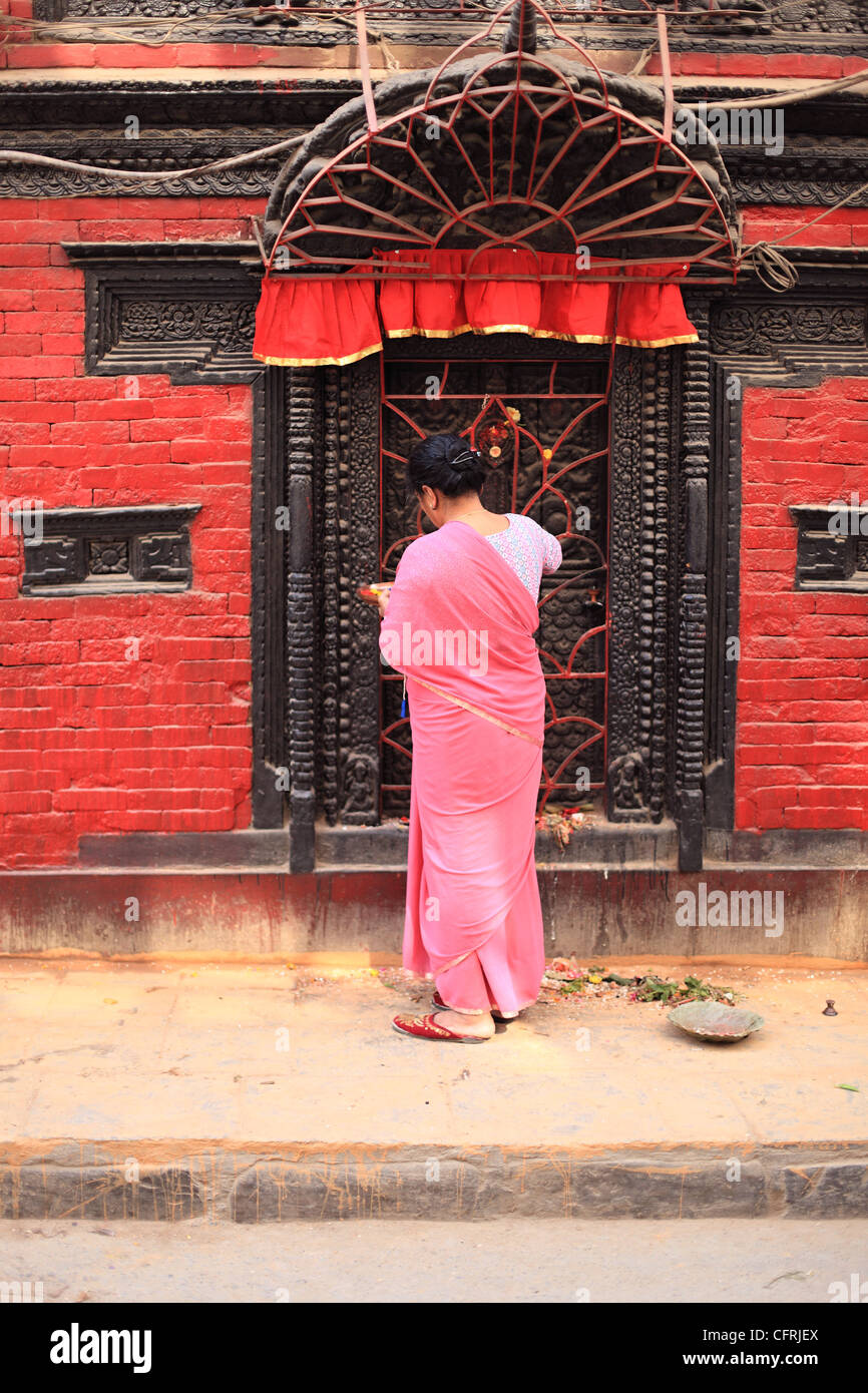 Nepalesa en el templo, cerca de la Plaza Durbar de Katmandú Nepal Foto de stock