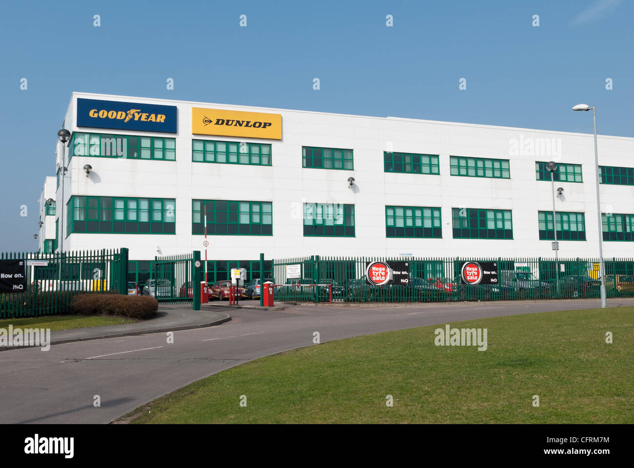 safety Muddy grass Goodyear Dunlop Tires (UK) Limited fabrica y oficinas en Birmingham, Reino  Unido Fotografía de stock - Alamy