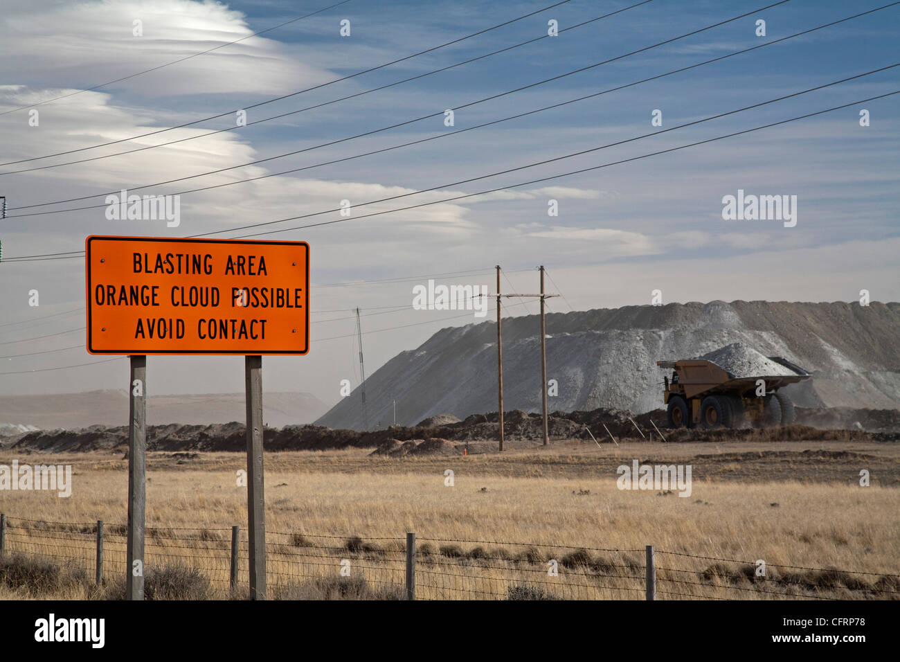 Señal advierte del peligro para la salud de chorreado en mina de carbón en la cuenca del río Wyoming en polvo Foto de stock