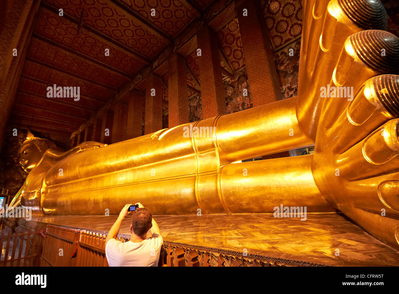 Gran estatua de Buda de oro reclinables (Phra Buddhasaiyas) en Wat Pho, en Bangkok, Tailandia Foto de stock