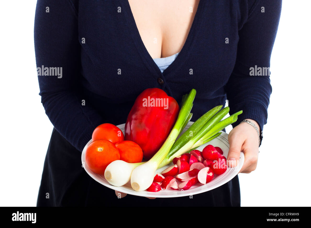 Detalle de la mujer que sostiene la placa con vegetales frescos, aislado sobre fondo blanco. Foto de stock