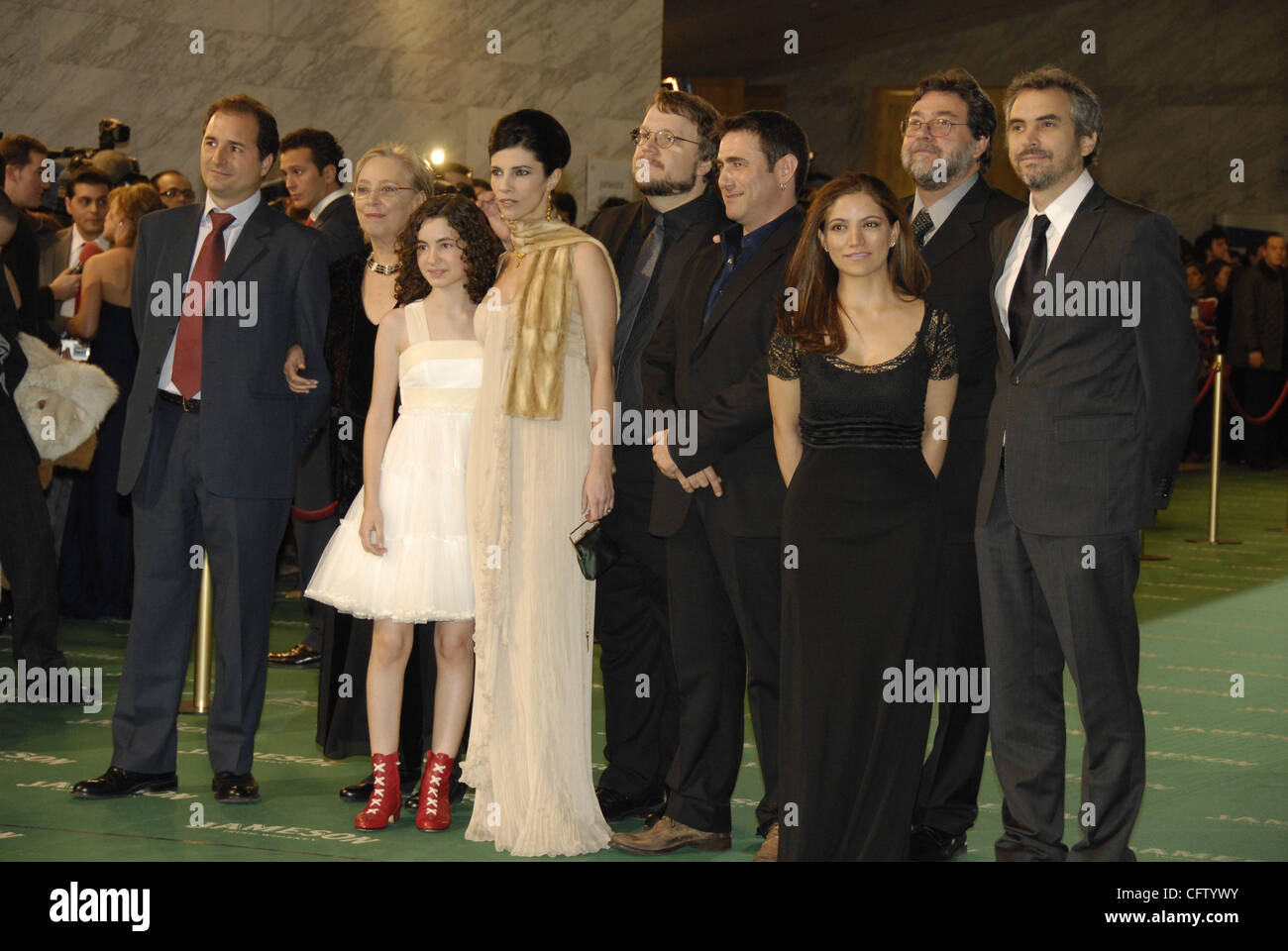 Madrid. España. Palacio de Congresos. Los miembros del reparto de "El laberinto del fauno el laberinto del fauno", Ivana Vaquero, Maribel Verdu, director mexicano Guillermo del Toro y Sergi Lopez plantean a su llegada a los premios Goya en Madrid, 28 Foto de stock