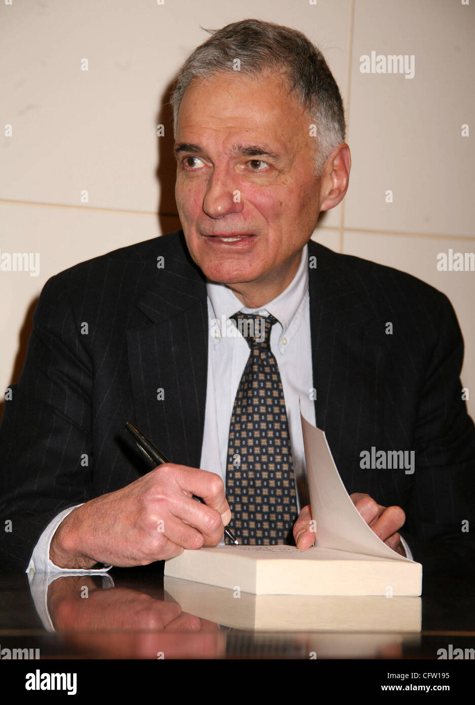 Jan 30, 2007; Nueva York, NY, EUA; consumidor abogado y ex candidato presidencial Ralph Nader promociona su nuevo libro "Los diecisiete Tradiciones' celebrada en Barnes and Noble de Union Square. Crédito: Foto obligatoria por Nancy Kaszerman/ZUMA Press. (©) Copyright 2007 by Nancy Kaszerman Foto de stock