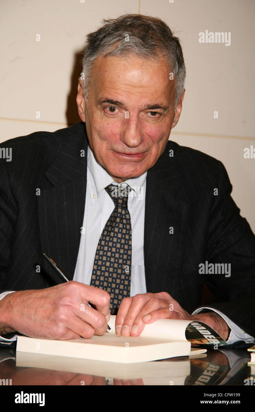 Jan 30, 2007; Nueva York, NY, EUA; consumidor abogado y ex candidato presidencial Ralph Nader promociona su nuevo libro "Los diecisiete Tradiciones' celebrada en Barnes and Noble de Union Square. Crédito: Foto obligatoria por Nancy Kaszerman/ZUMA Press. (©) Copyright 2007 by Nancy Kaszerman Foto de stock