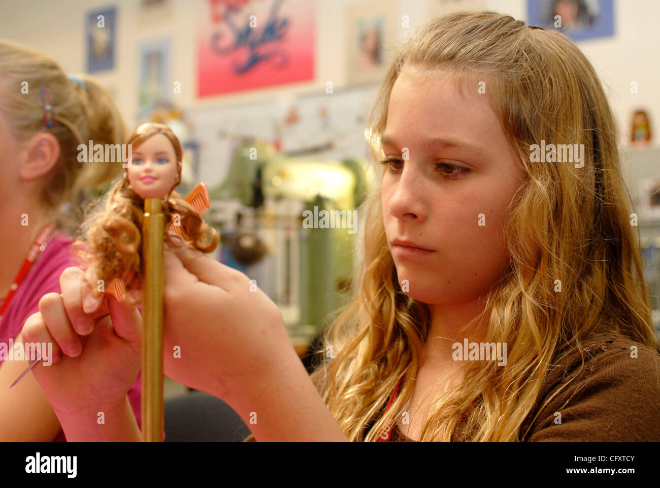 JOYCE SWISHER trabaja con el pelo de una Barbie que ella está diseñando  como Matttel , Inc., el más grande del mundo, celebra "toymaker lleva a  nuestros hijos a trabajar día' en
