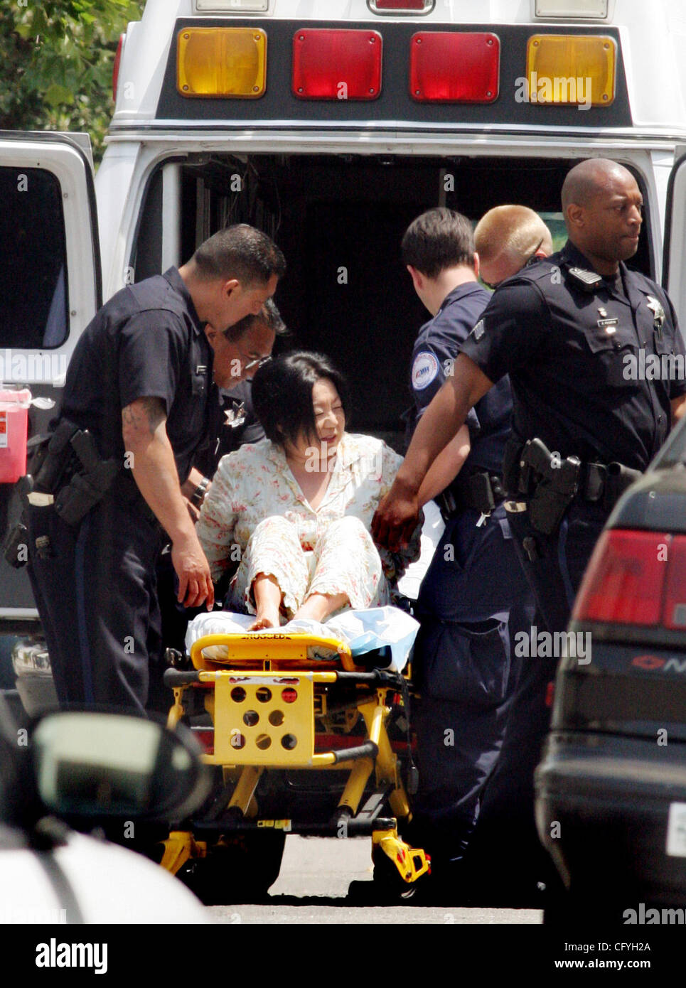 Mayo 18, 2007 - Oakland, CA, EE.UU. - Oakland la policía detuvo Marsha Honda, de 51 años, sin incidentes después de que le dispararon en el interior de su 3er piso el viernes por la mañana en 411 Fairmont St. en Oakland. El apartamento fue evacuada después de que los vecinos llamaron a la policía acerca de disparos efectuados alrededor de las 9:43 am. La policía Foto de stock