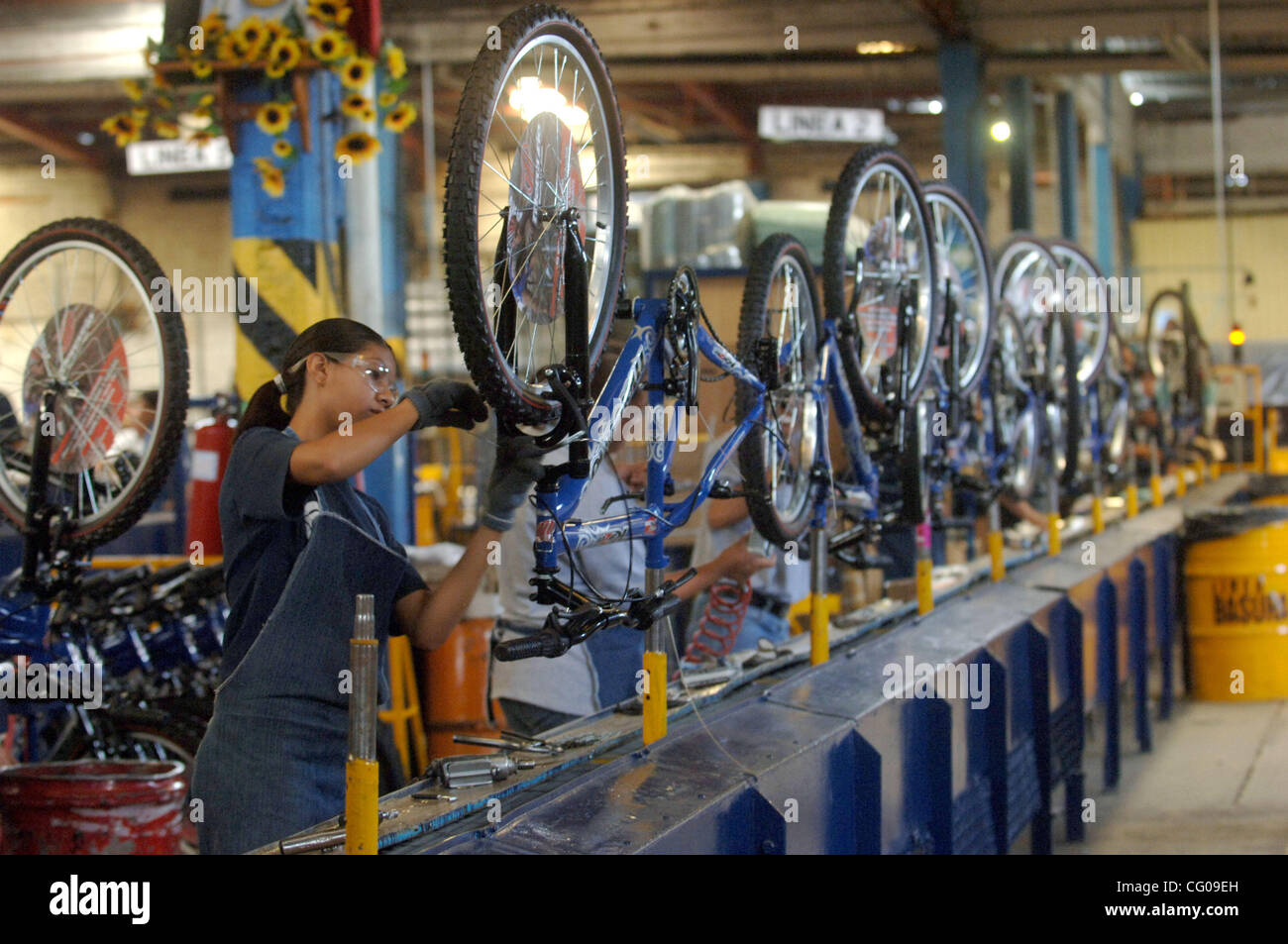 SAN LUIS Potosí, México -- Maira Saldana, de 19 años, monta una bicicleta  en la fábrica de bicicletas Mercurio en San Luis Potosí, México. Mercurio,  el fabricante más grande del país, es