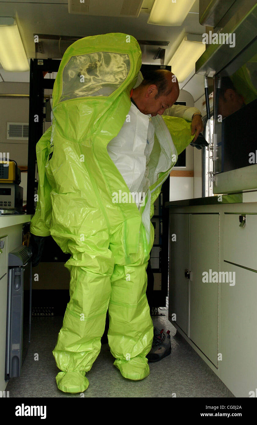 L a r) Supervisar el químico Diamon trajes Pon en un traje de riesgo  biológico en el laboratorio móvil de emergencia en el nuevo departamento de  salud pública el viernes 29 de