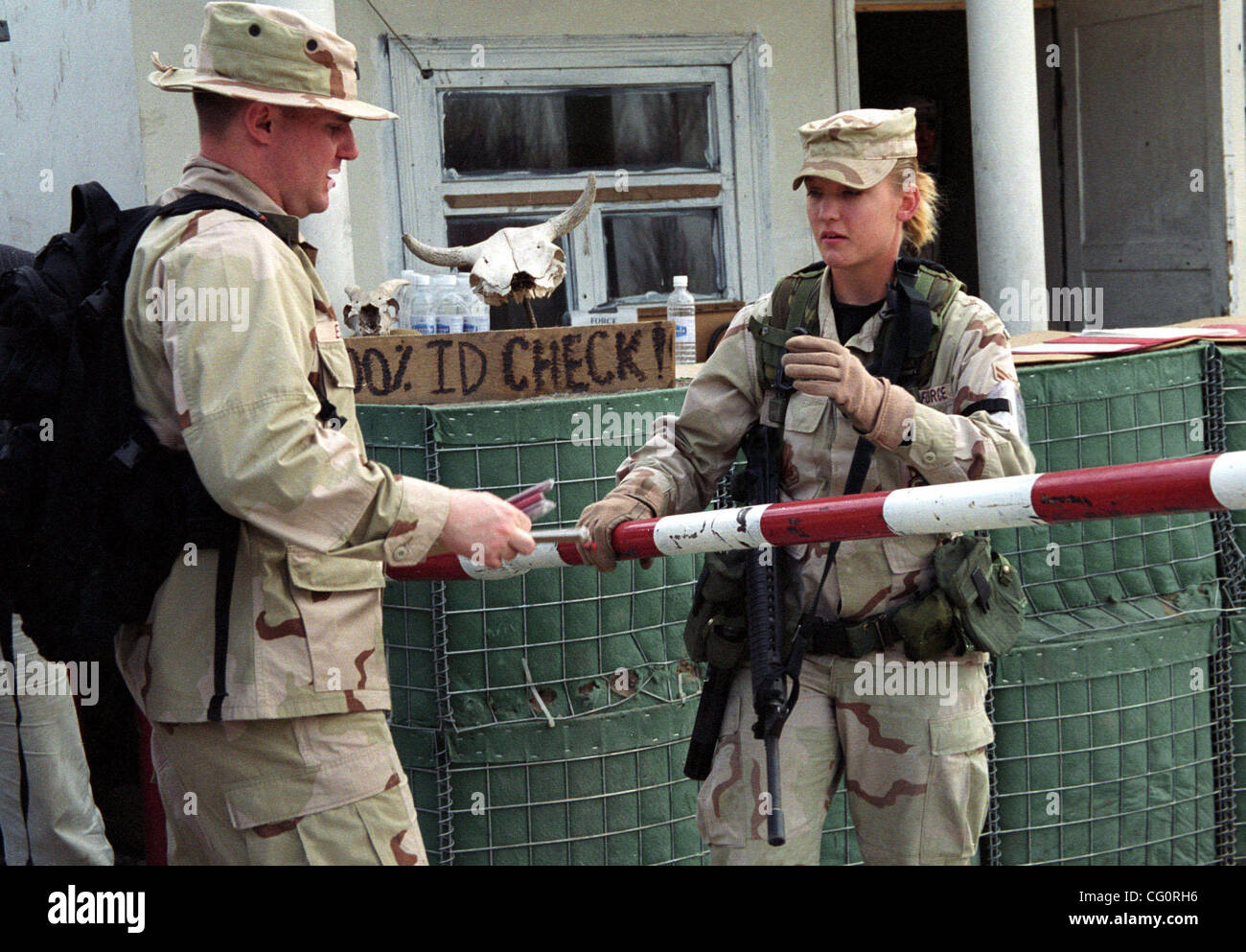 Base militar americana y francesa de la OTAN coningent en el territorio del  aeropuerto de Manas, cerca de Bishkek, capital de Kirguistán .Check Point de  base de Manas. Mujer soldado americano comprobación