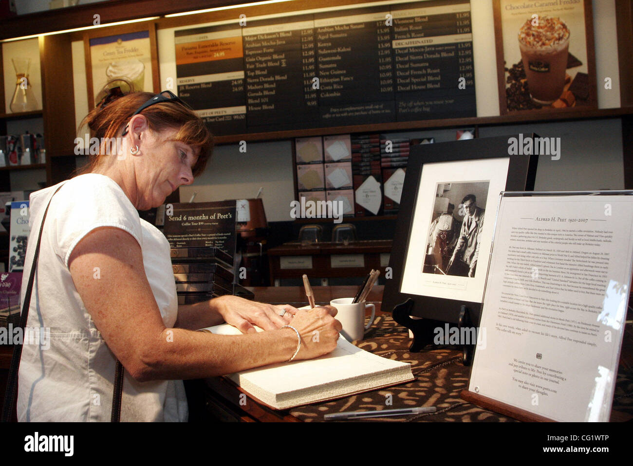 Cliente de largo tiempo Debi Livingston-Boushey firma un libro conmemorativo para Alfred Peet en Peet's Café y té en Vine Street en Berkeley, California, el viernes, 31 de agosto de 2007. Peet murió en Ashland, Oregon, de 87 años de edad. (Dean Coppola/Contra Costa Times) Foto de stock