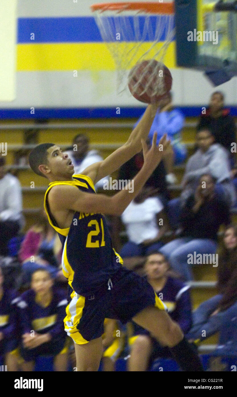 Rosemont Wolverine Adrian Williams con los laicos contra la concesión Pacers Miércoles, Juanuary 10, 2007 en Sacramento. Coach Frank Maestas asumió al frente del equipo después de Rosemont, el legendario entrenador Ted Goodykoontz falleció el pasado mes de septiembre. El Sacramento Bee / Carl Costas Foto de stock