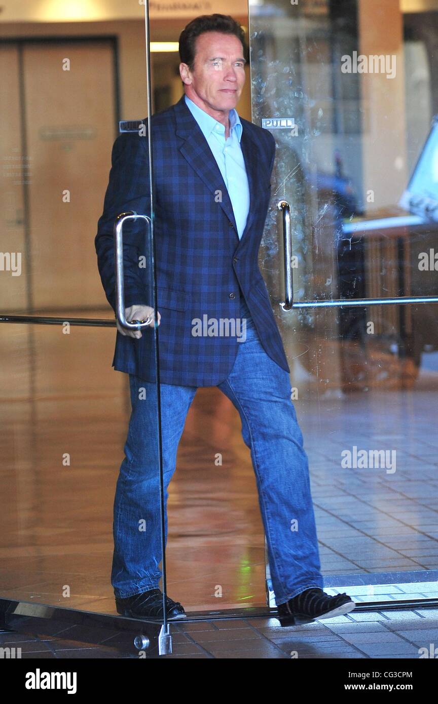 Arnold Schwarzenegger en Santa Mónica llevaba una chaqueta y pantalones  vaqueros azul marcada de Los Angeles, California - 04.01.11 Fotografía de  stock - Alamy