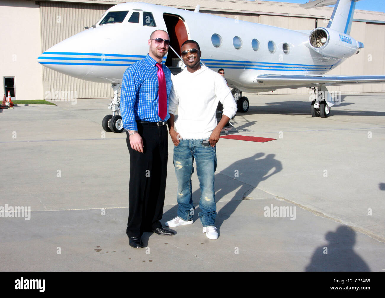 VP Michael J. Ogulnik y Ray J. J. Ray Norwood Norwood se prepara para volar  en un avión privado al aeropuerto de Long Beach a volar a Las Vegas para  celebrar su