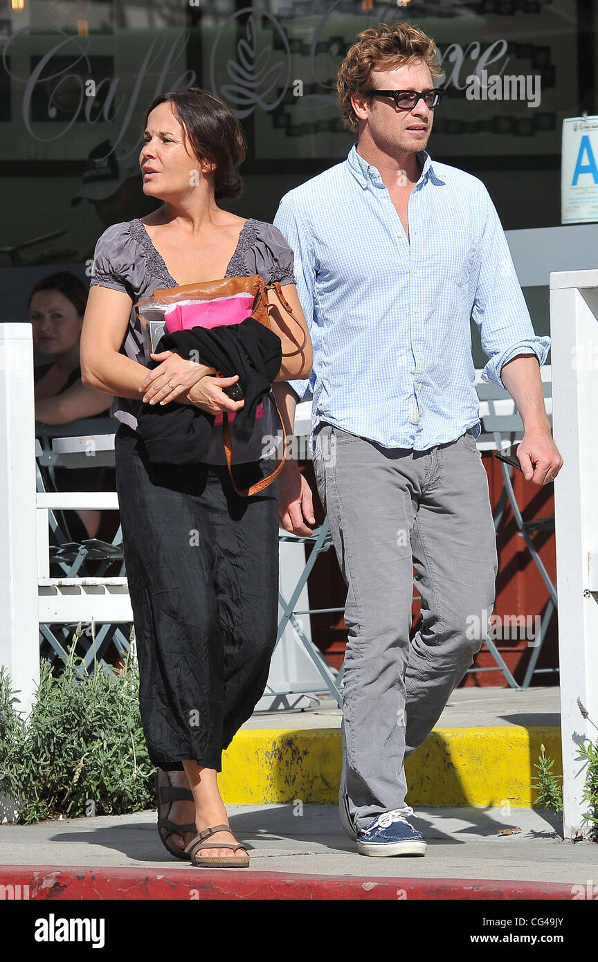 El actor Mentalist", Simon Baker y su esposa Rebecca Rigg son vistos en Brentwood País Mart. El Brentwood, California - 26.01.11 Foto de stock